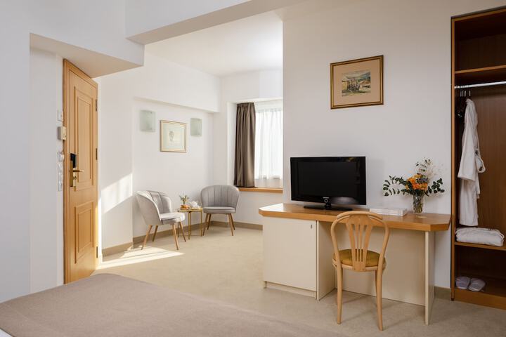 Room 7 of 10