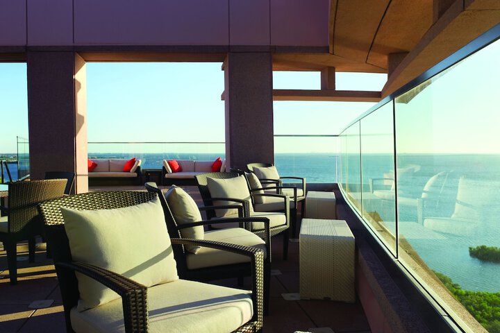 Lounge 76 of 99