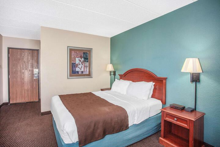 1 Queen Bed Accessible Room (1 of 14)
