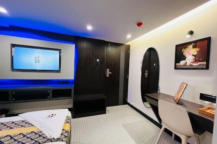 Room 6 of 12