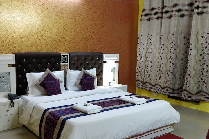 Room 8 of 12