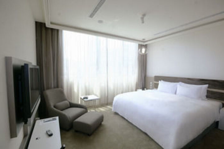 Room 28 of 49