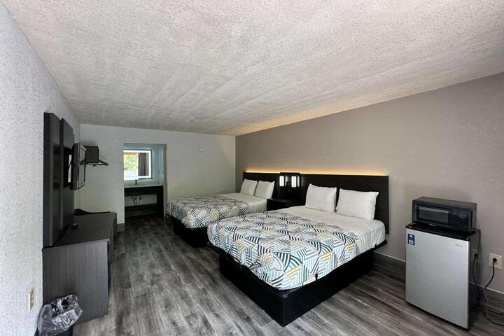 1 Queen Bed Micfridge (13 of 14)