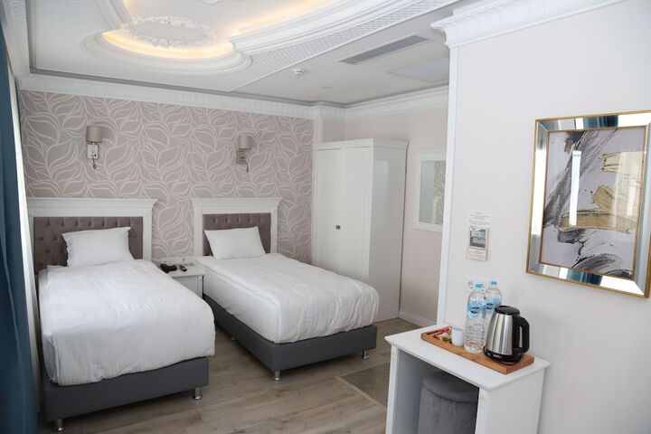 Room 13 of 28