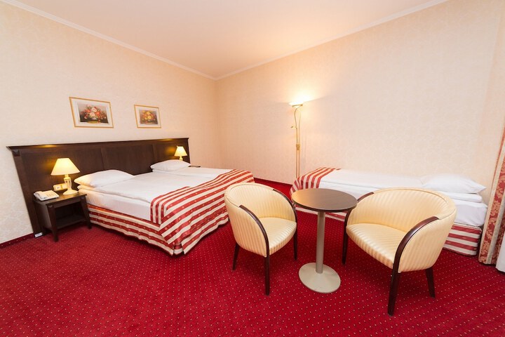 Room 5 of 8