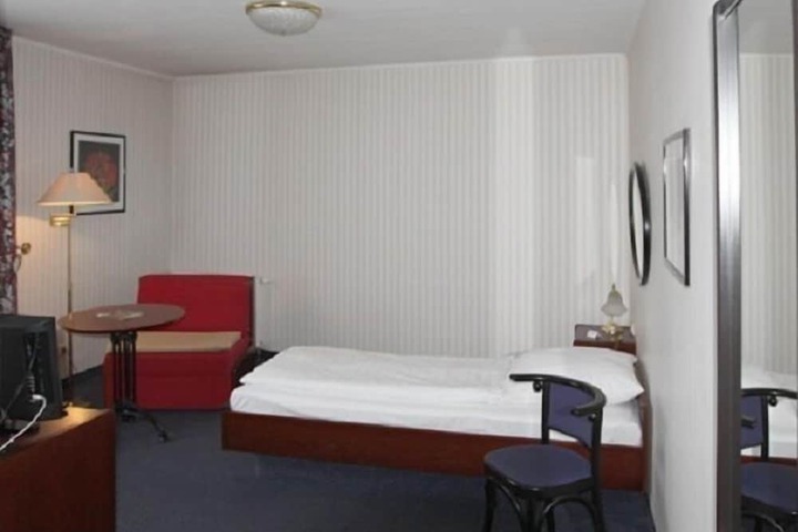 Room 7 of 16