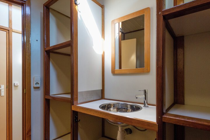 Room 4 of 40