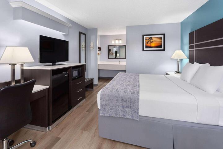 1 King Bed (4 of 11)