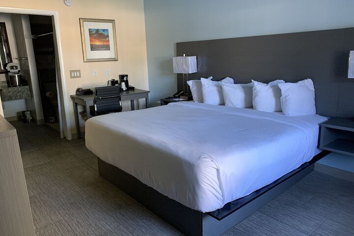 Deluxe Room 1 King Bed Accessible (8 of 22)