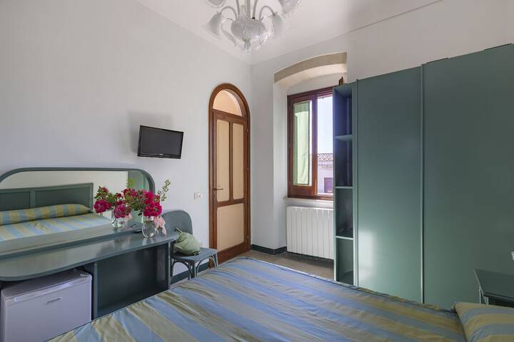Room 9 of 32