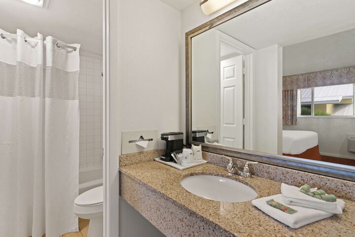 Suite 1 King Bed High Speed Internet Accessible Sofa Bed Refrigerator, Coffee Maker Full Breakfast (18 of 24)