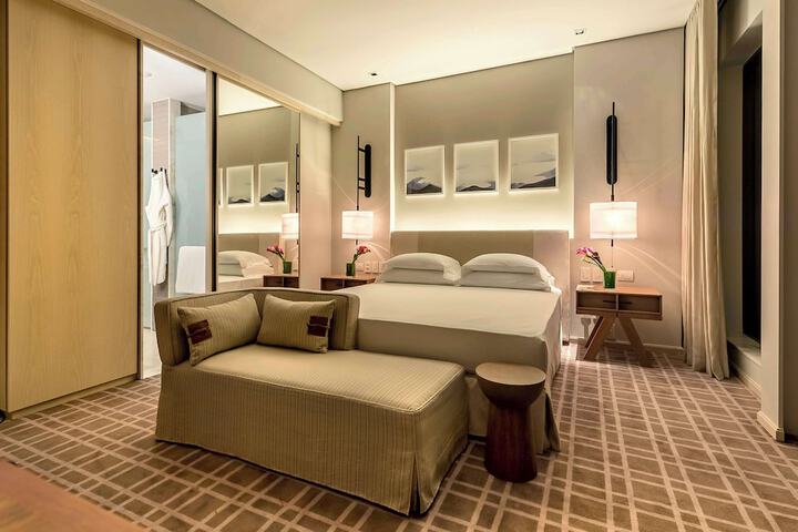 Room 32 of 137