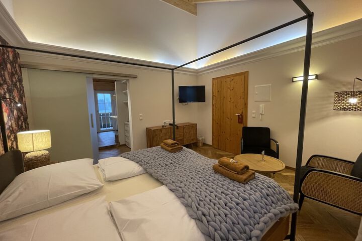 Room 52 of 221
