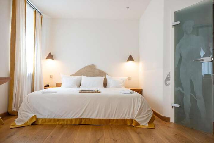 Room 32 of 95