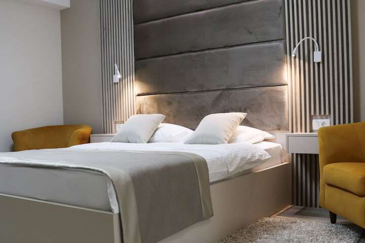 Room 16 of 28