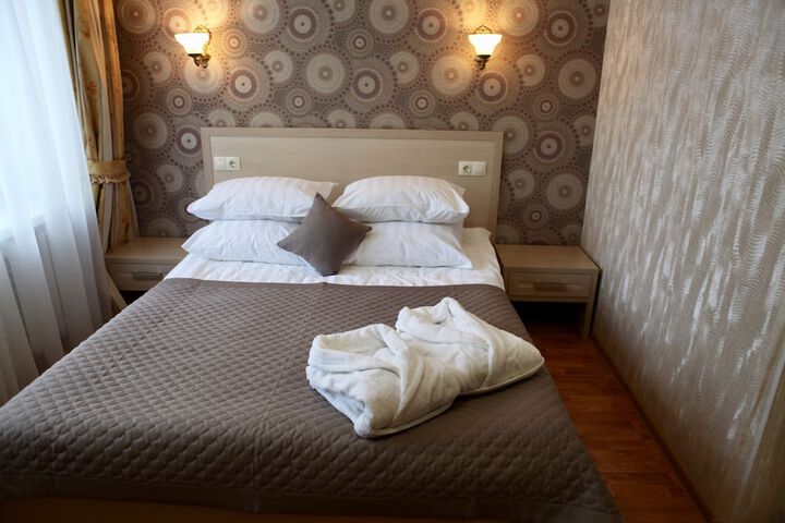 Room 8 of 93