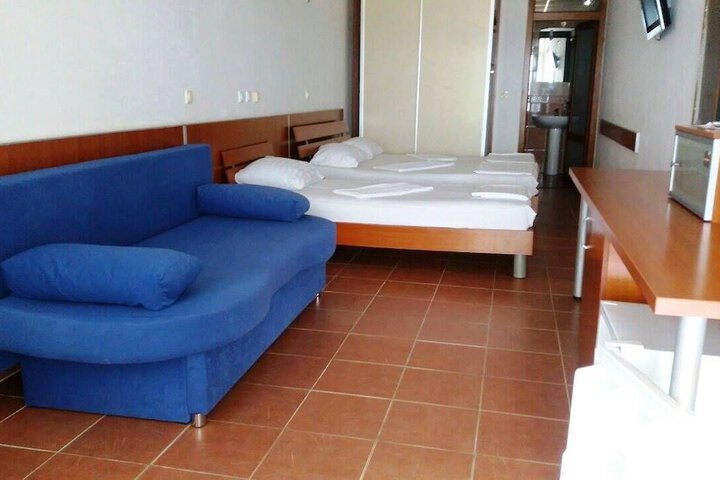 Room 5 of 100