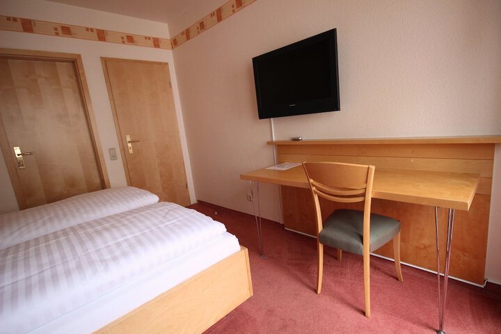Room 6 of 34