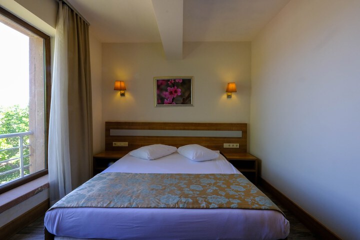 Room 8 of 38