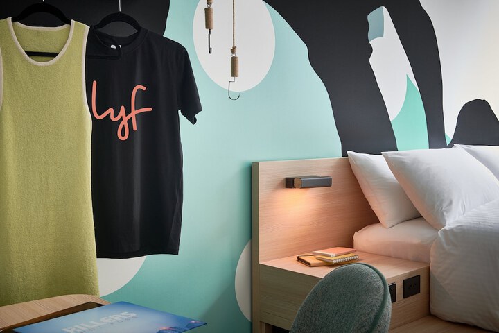 Room 13 of 42