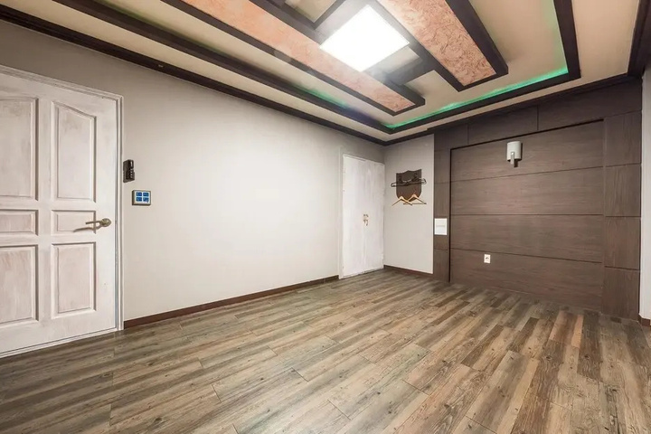 Room 8 of 14