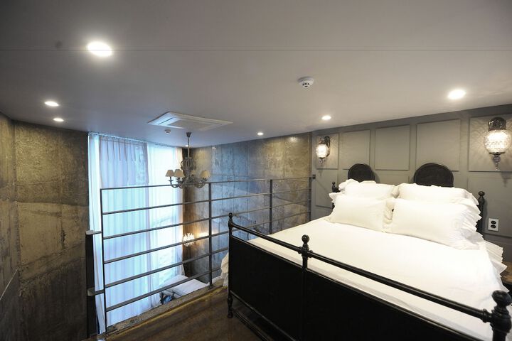 Room 8 of 77