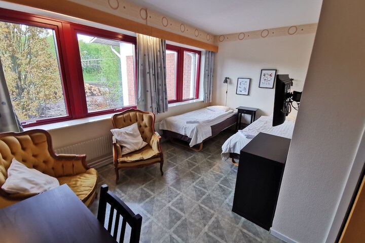 Room 6 of 33