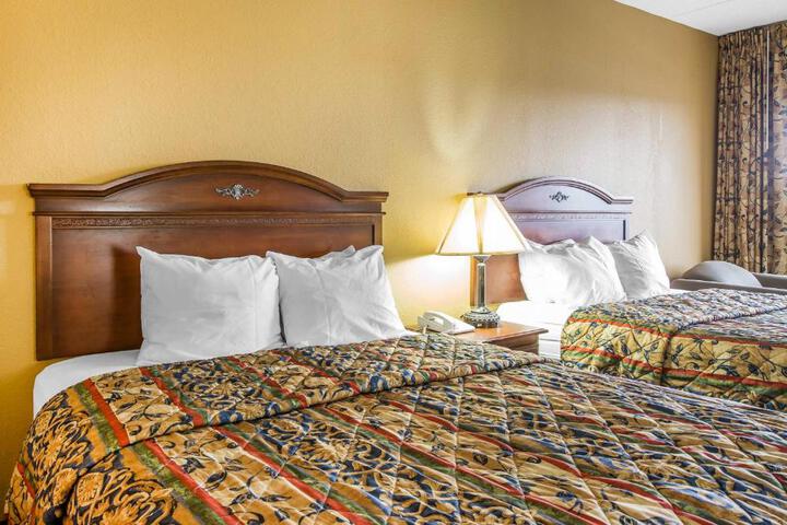 2 Queen Beds (5 of 7)