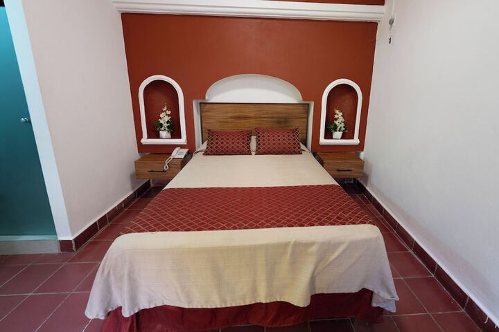 Room 28 of 103