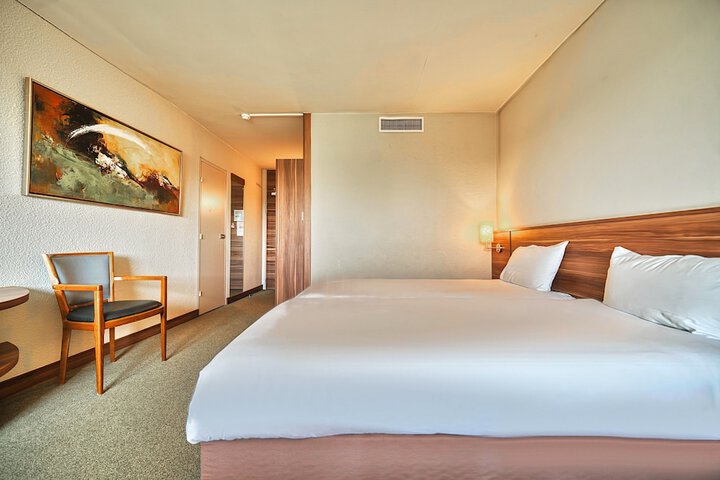 Room 26 of 176