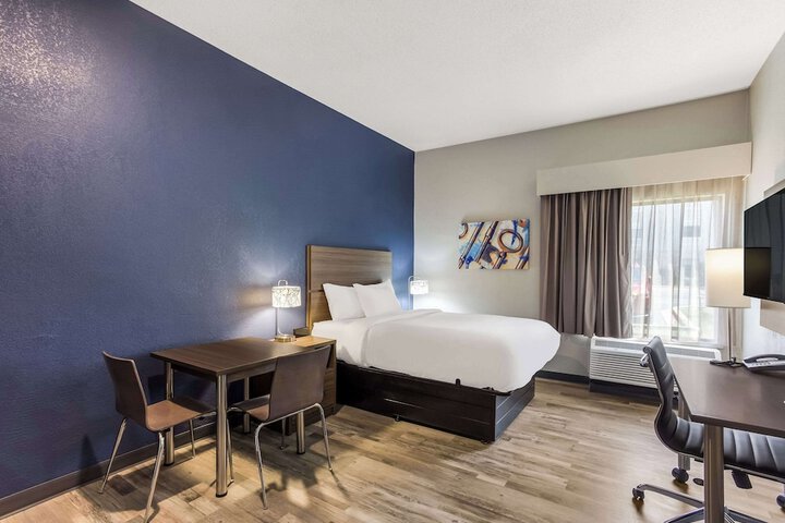 1 Queen Bed Efficiency Suite (7 of 19)