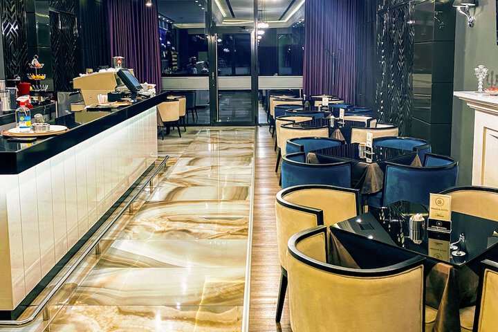 Lounge 77 of 102