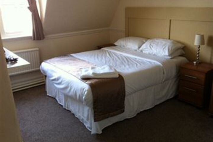 Room 6 of 8