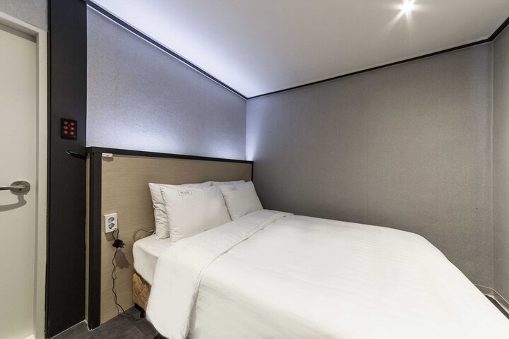 Room 9 of 20