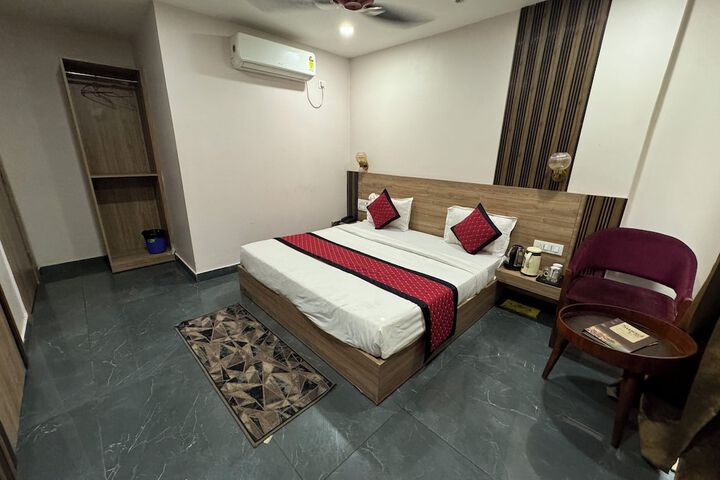 Room 8 of 19