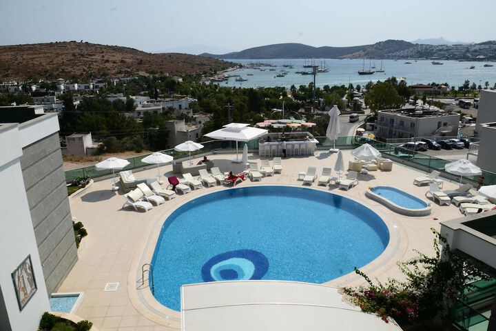 Hotel Pool
