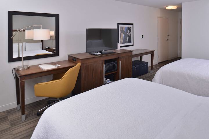2 Queen Beds Mobility Accessible with Tub (13 of 16)