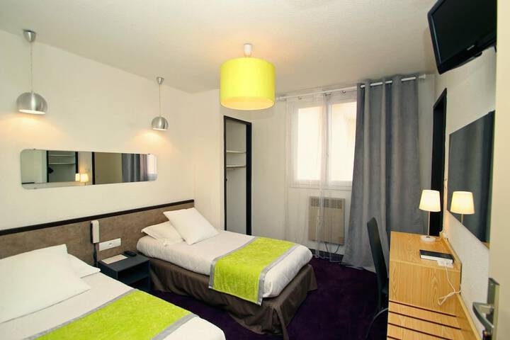 Room 13 of 33