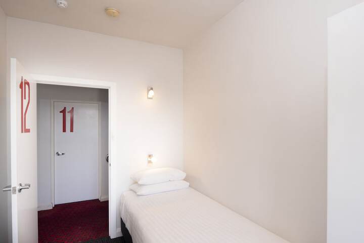 Room 7 of 28