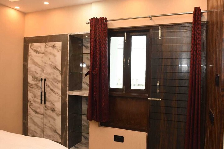 Room 7 of 27
