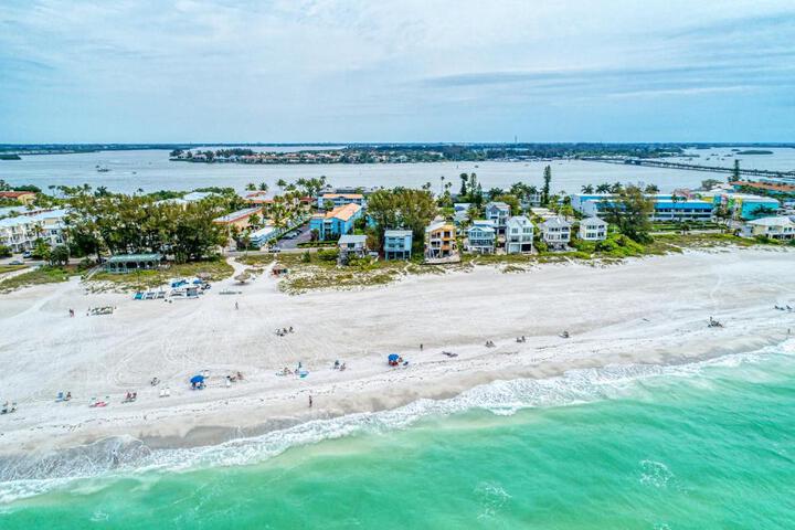 Anna Maria Island Beach Happy-Direct Beach Front-1Br-1Br in Bradenton Beach, FL