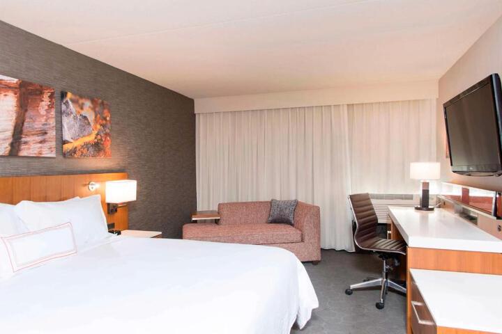 1 King Bed (3 of 14)