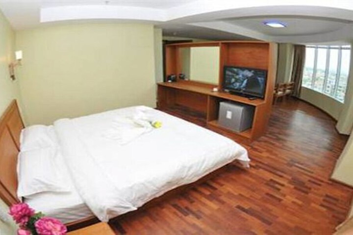Room 11 of 32