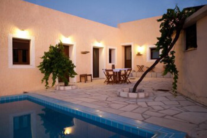 Studio in Roumeli With Pool Access, Enclosed Garden and Wifi