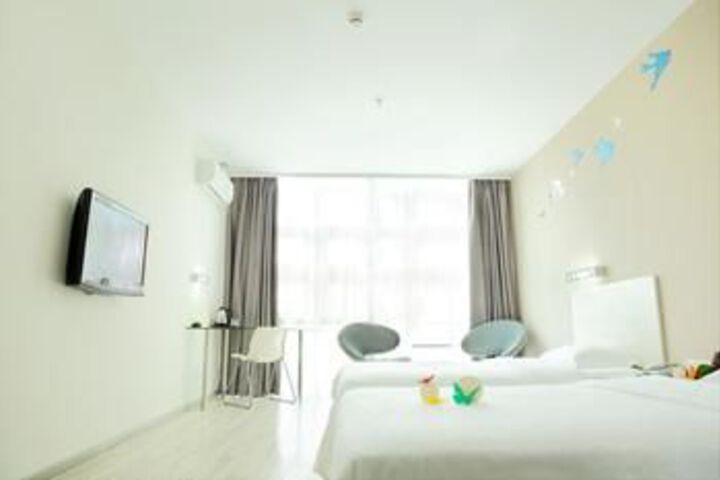 Room 27 of 38