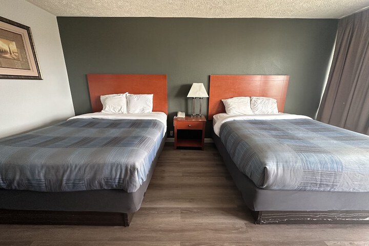 2 Queen Beds (6 of 11)