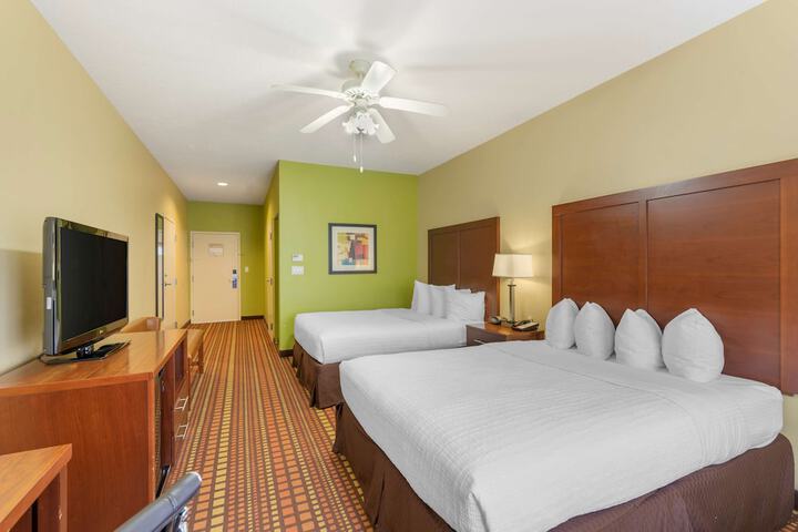2 Queen Beds 42 Inch LCD Television WiFi, Microwave and Refrigerator, Coffee Maker Iron and Ironing Board Full Breakfast (5 of 11)