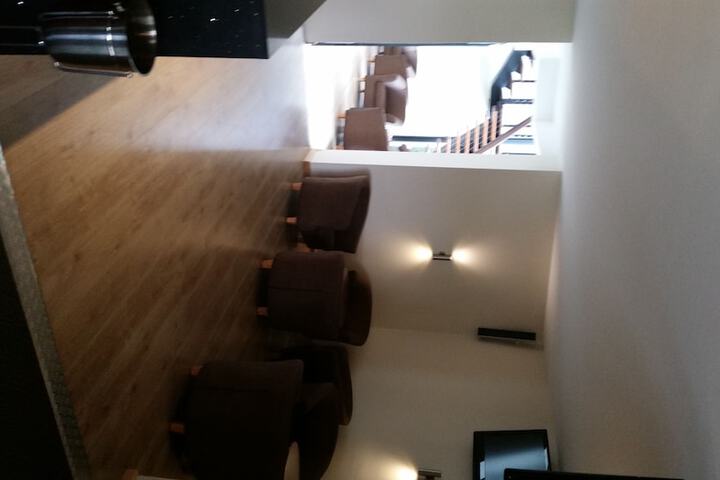 Lounge 66 of 77