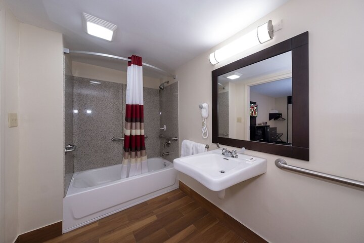 ADA Accessible Deluxe King (7 of 32)