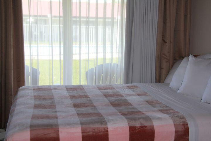1 Queen Bed (21 of 29)
